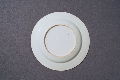 Une assiette en porcelaine de Chine famille rose et bianco sopra bianco, Qianlong